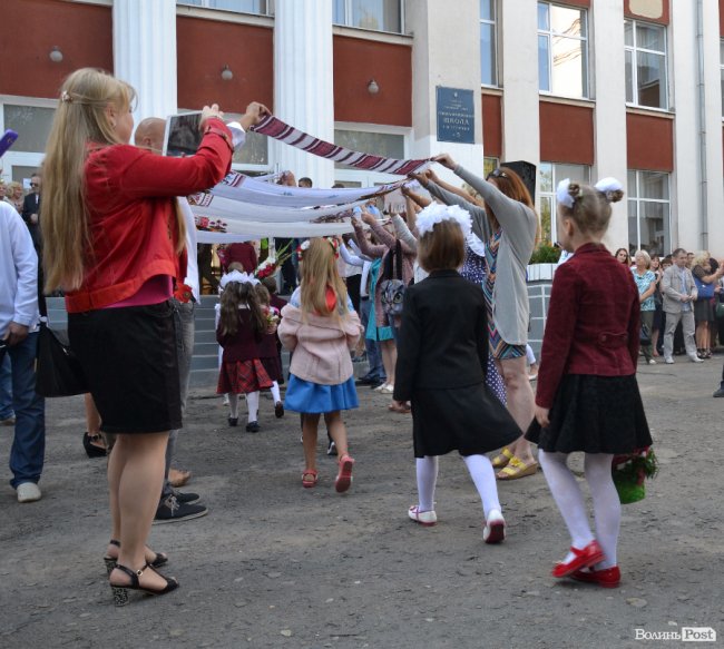 Каша та вишиті рушники: Перший дзвоник у школі №5