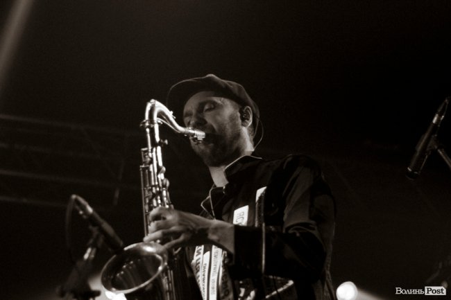 Квітчаста піжама, босі ноги і сотні «дякую»: у Луцьку – «майже квартирник» Бабкіна. ФОТО