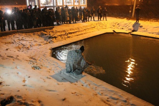 У селі під Луцьком влаштували «нічне Водохреще»