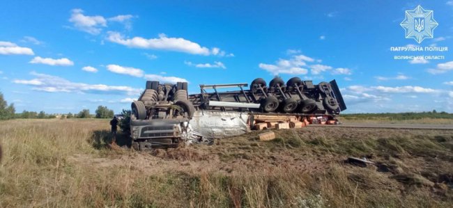 На Волині водій вантажівки наїхав на камінь та злетів у кювет. ФОТО