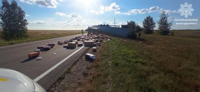 На Волині водій вантажівки наїхав на камінь та злетів у кювет. ФОТО