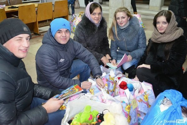 На Фабриці святого Миколая у Луцьку згуртували майже півтисячі волонтерів. ФОТО