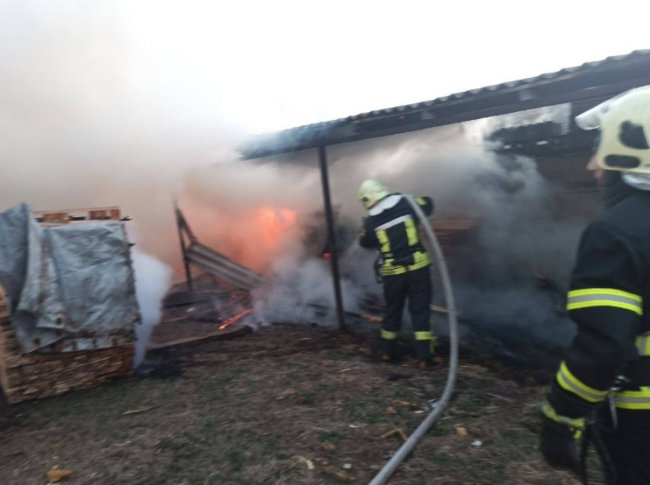 Біля Луцька горіло підприємство. ФОТО