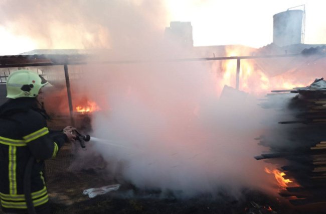 Біля Луцька горіло підприємство. ФОТО