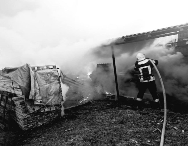 Біля Луцька горіло підприємство. ФОТО