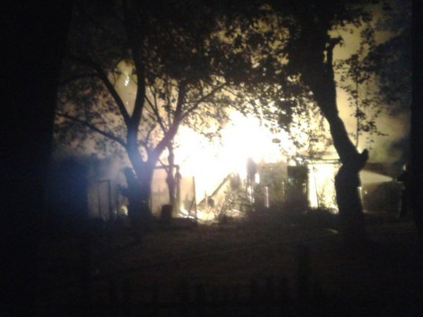 У Луцьку пожежа знищила сараї і машину. ФОТО