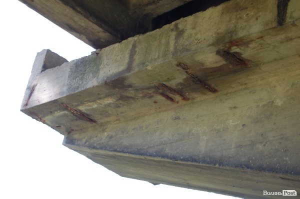 Луцькі «мости на мільйон» сипляться. ФОТО