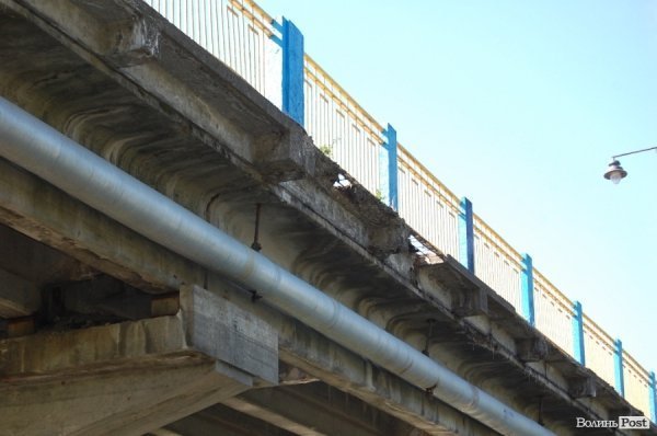 Луцькі «мости на мільйон» сипляться. ФОТО