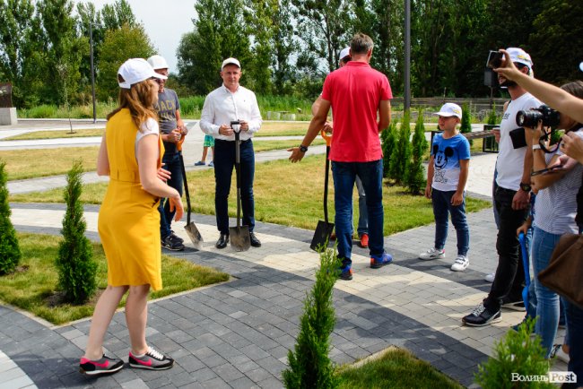 Як мешканці ЖК «Супернова» саджали клени і сакури разом з «Інвестором». ФОТО*