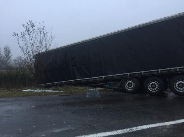 На трасі поблизу Луцька вантажівка з'їхала в кювет і перекрила рух. ФОТО 