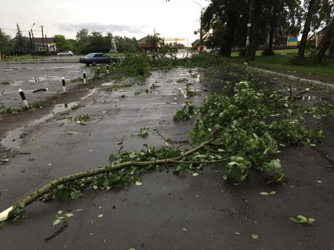 Волинянин випадково зняв на відео, як буревій зірвав шифер з даху його будинку. ВІДЕО