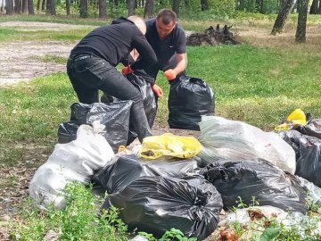 Волиняни долучилися до всесвітньої акції з прибирання зелених зон.ФОТО