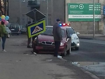 У місті на Волині п'яний «шумахер» збив дорожній знак. ФОТО