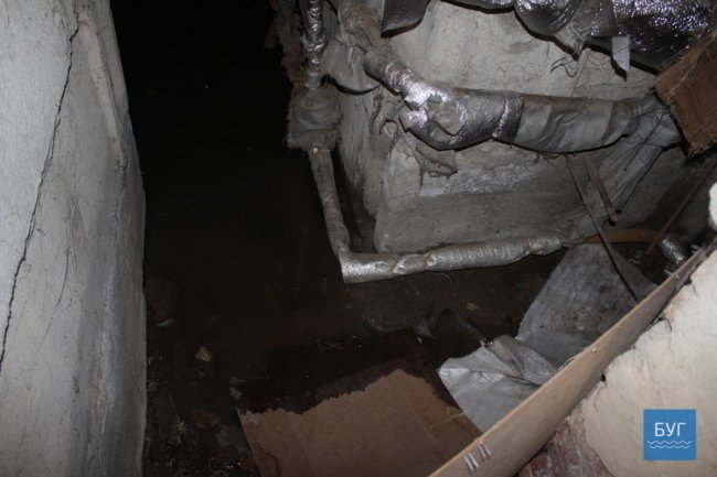 У Нововолинську роками затоплює підвал багатоповерхівки. ФОТО 