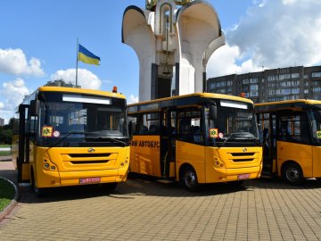 Три громади на Волині отримали шкільні автобуси. ФОТО