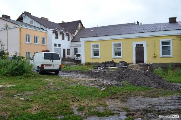 Археологи призупинили скандальне будівництво на Кафедральній в Луцьку. ФОТО