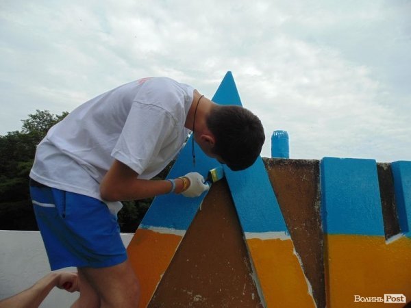 Під Луцьком патріотично розфарбували ще один в'їзний знак. ФОТО