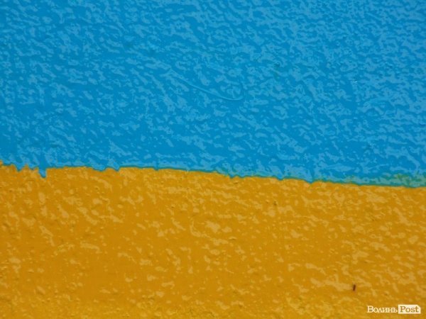 Під Луцьком патріотично розфарбували ще один в'їзний знак. ФОТО