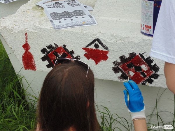 Під Луцьком патріотично розфарбували ще один в'їзний знак. ФОТО