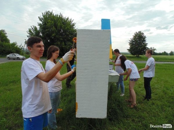 Під Луцьком патріотично розфарбували ще один в'їзний знак. ФОТО