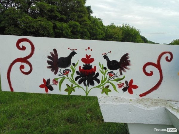 Під Луцьком патріотично розфарбували ще один в'їзний знак. ФОТО