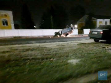 У Володимирі BMW протаранило бетонний паркан військової частини 