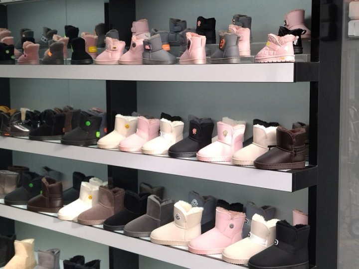 На луцькому ринку різко впали ціни на зимове взуття