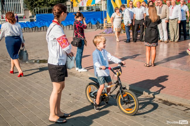 Усміхнені та у вишиванках: лучани розпочали святкування Дня Незалежності велопробігом. ФОТО