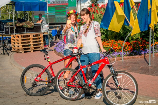 Усміхнені та у вишиванках: лучани розпочали святкування Дня Незалежності велопробігом. ФОТО