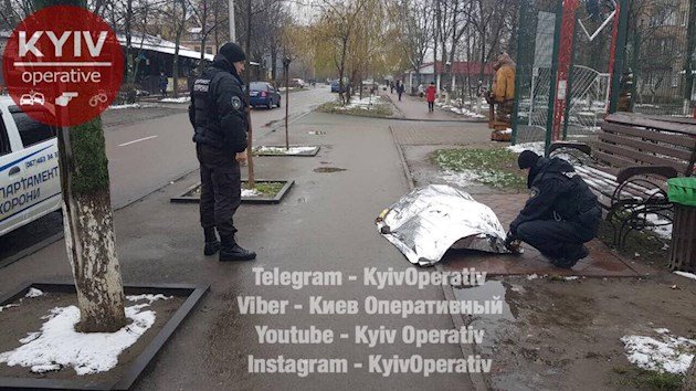 Людська байдужість: на Київщині посеред вулиці помер чоловік