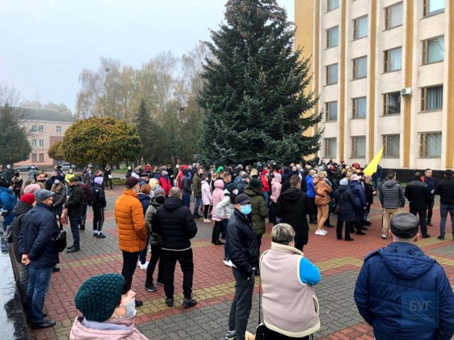 «Ми хочемо працювати»: у Нововолинську під міськрадою – акція протесту. ФОТО. ВІДЕО