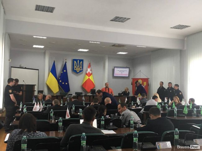 До Луцькради викликали поліцію. ФОТО