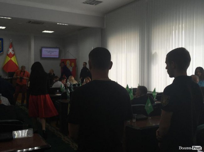 До Луцькради викликали поліцію. ФОТО