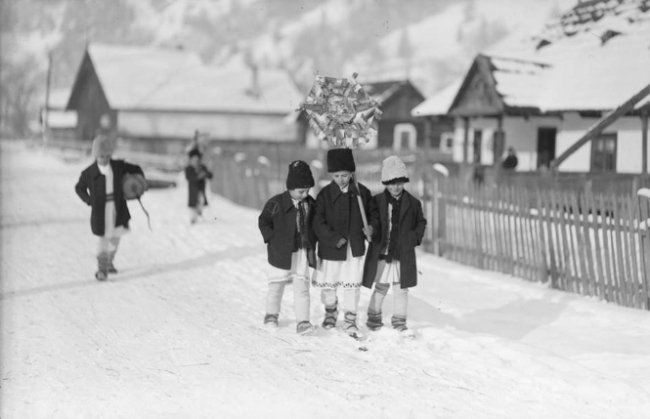 Буковина, пер. пол. ХХ ст. Румунські колядувальники Буковина, пер. пол. ХХ ст. Румунські колядувальники