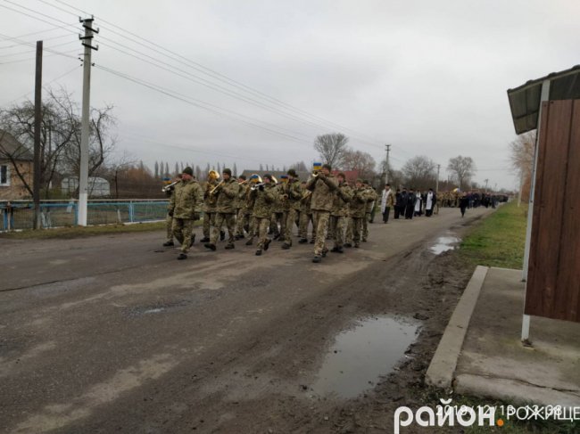 Поховали хлопця під вигуки «Герої не вмирають!»: на Волині попрощались із  бійцем. ФОТО