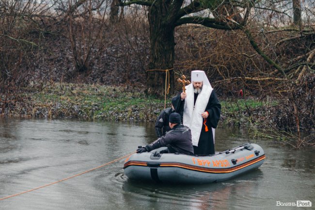 Водохреще у Луцьку: освячення води в річці Стир та занурення лучан. ФОТОРЕПОРТАЖ