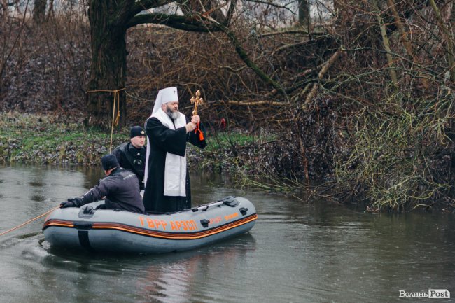 Водохреще у Луцьку: освячення води в річці Стир та занурення лучан. ФОТОРЕПОРТАЖ
