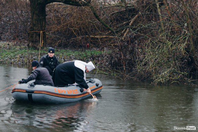 Водохреще у Луцьку: освячення води в річці Стир та занурення лучан. ФОТОРЕПОРТАЖ