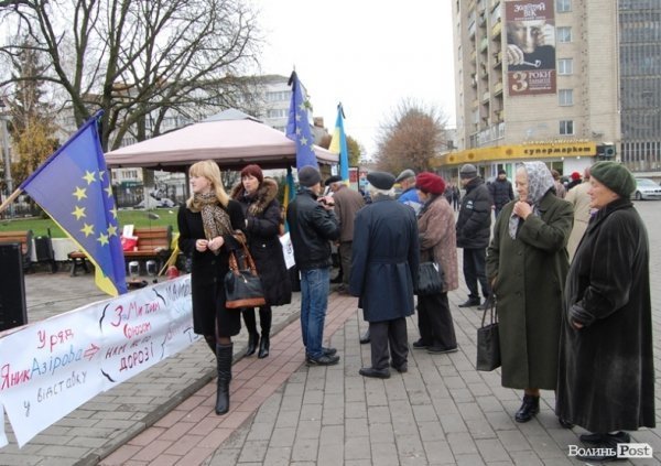 Євромайдан у Луцьку: день другий. ФОТО. ВІДЕО 