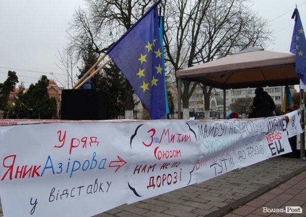 Євромайдан у Луцьку: день другий. ФОТО. ВІДЕО 