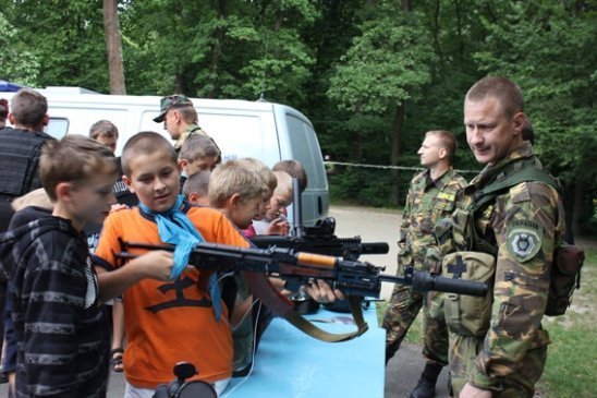 «Беркут» влаштував «показуху» дітям у таборі під Луцьком. ФОТО
