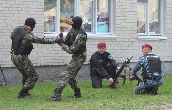 «Беркут» влаштував «показуху» дітям у таборі під Луцьком. ФОТО