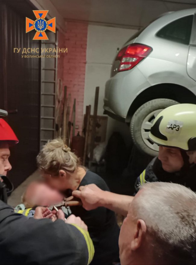 Палець застряг в іграшці: у Луцьку на допомогу однорічному хлопчику викликали рятувальників. ФОТО