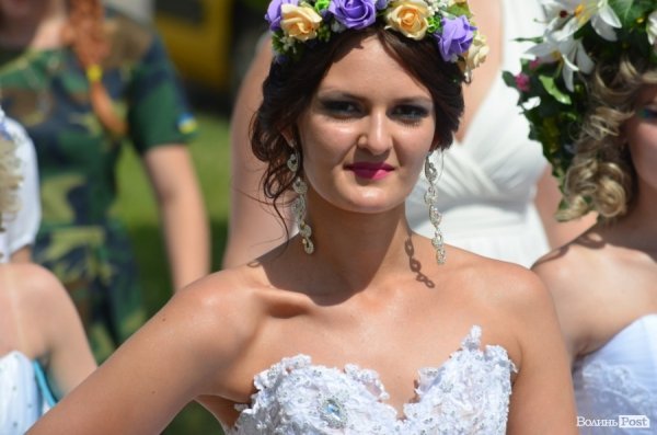 У Луцьку наречені вийшли на парад. ФОТО