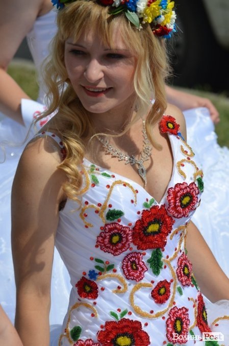 У Луцьку наречені вийшли на парад. ФОТО