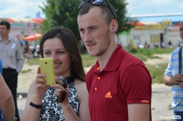 У Луцьку наречені вийшли на парад. ФОТО