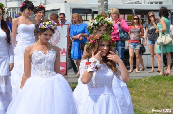 У Луцьку наречені вийшли на парад. ФОТО