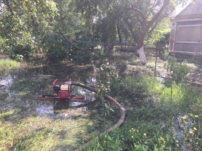 У Камінь-Каширському районі рятувальники продовжують відкачувати воду з підтоплених дворів