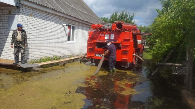 У Камінь-Каширському районі рятувальники продовжують відкачувати воду з підтоплених дворів