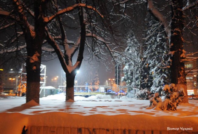 Передсвятковий вечір у засніженому Луцьку. ФОТО